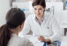 Program profilaktyczny - młoda kobieta podczas konsultacji z panią doktor.